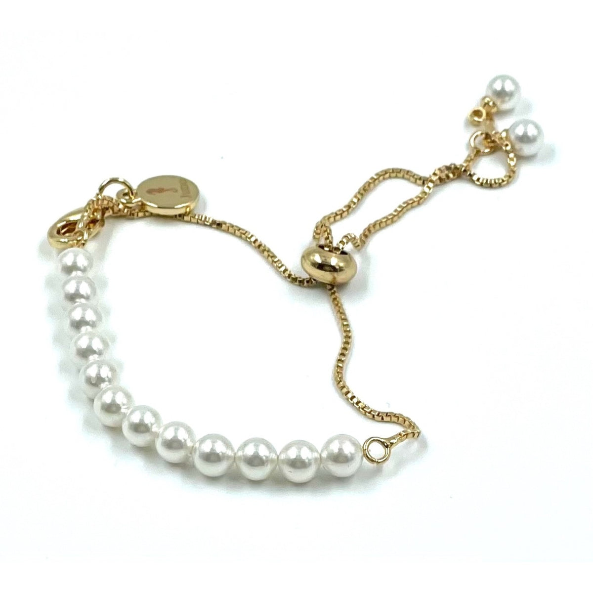 Pearl bracelet with white pearls